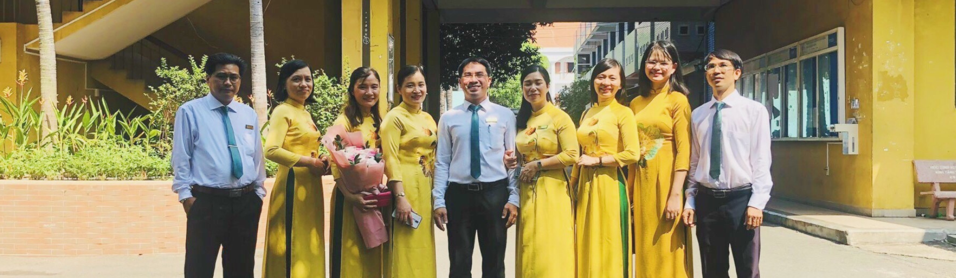 Cán bộ, giảng viên Khoa chụp hình lưu niệm