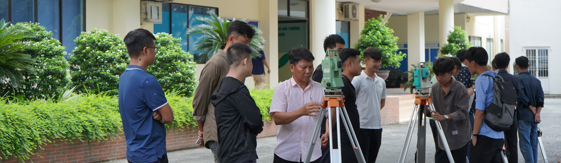 Học viên Lớp sơ cấp nghề bậc 1 chuyên ngành Trắc địa trong giờ thực hành