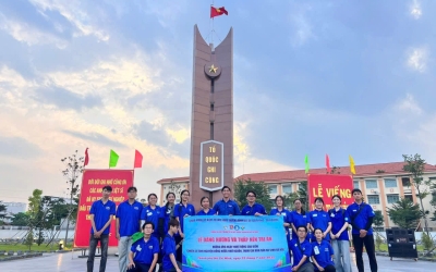 SINH VIÊN TRƯỜNG ĐẠI HỌC TÀI NGUYÊN VÀ MÔI TRƯỜNG TP.HCM ĐỜI ĐỜI NHỚ ƠN CÁC ANH HÙNG LIỆT SĨ