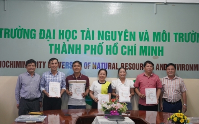  Trao chứng nhận hoàn thành khóa đào tạo bồi dưỡng "Điều tra, đánh giá đất đai & giải pháp phục hồi đất bền vững"